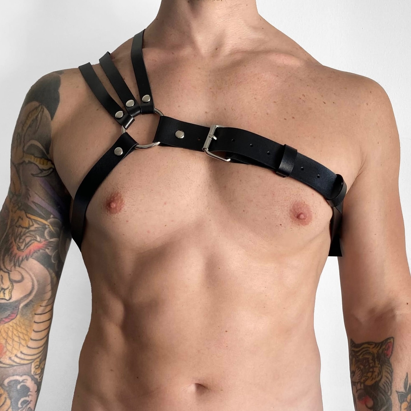 Verstellbarer Brustgurt aus PU – Fashion Harness Men Bewertung und Preis